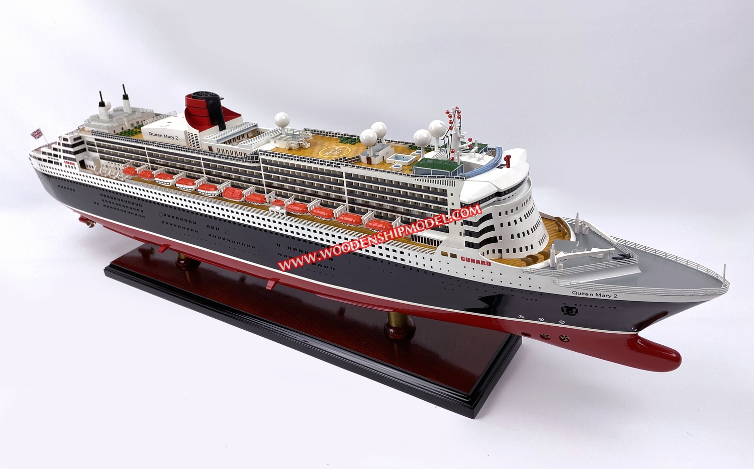 QUEEN MARY 2 MODEL SHIP