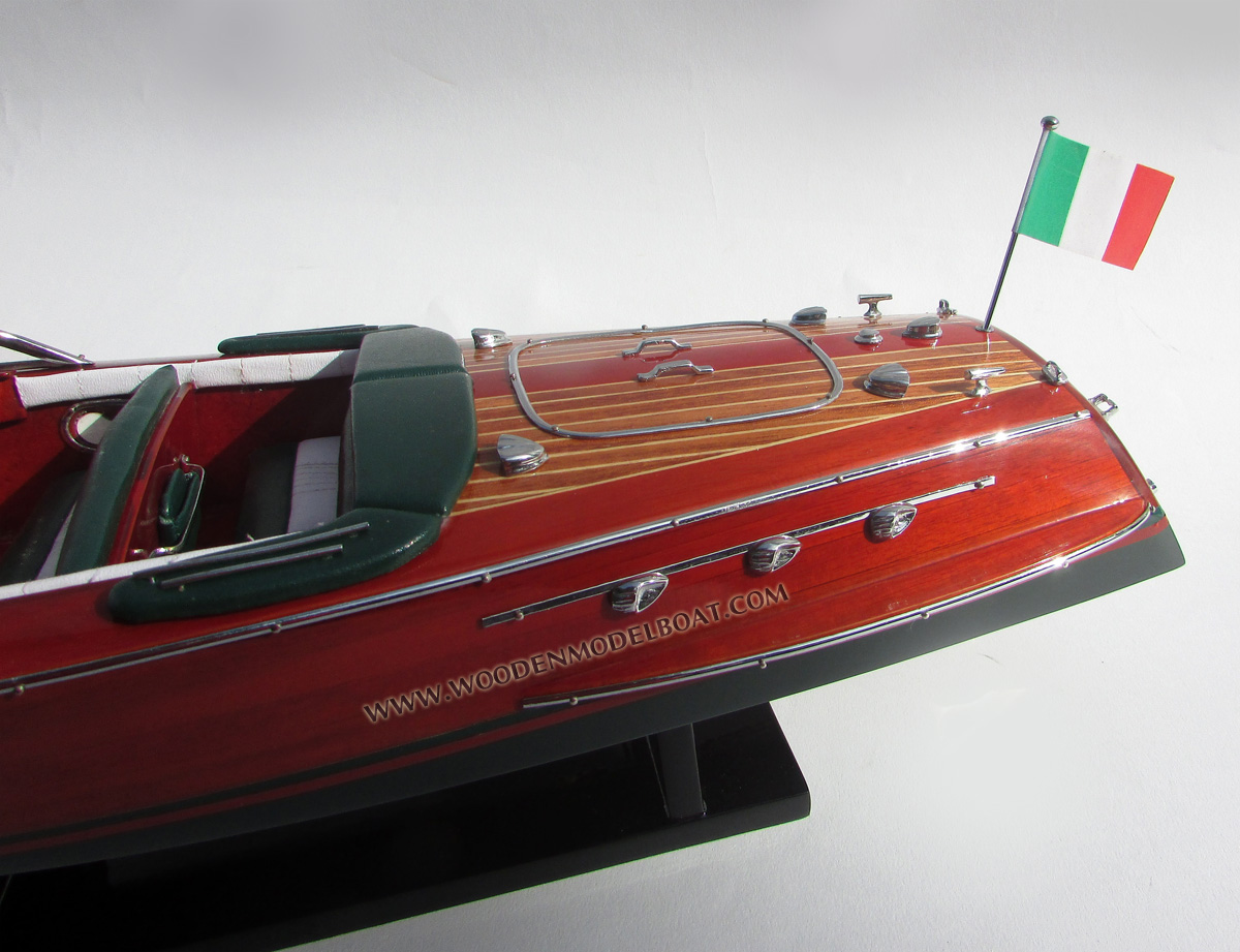 Riva Ariston cockpit, Riva Ariston, Riva Ariston speed boat, Riva Ariston boat model, Riva Ariston wooden model boat, Riva Ariston handmade, Riva Ariston handcrafted, Italia boats, handcrafted Riva Ariston, Quality model boat Riva Ariston, scale model boat Riva Ariston, display model boat Riva Ariston, wooden model boat