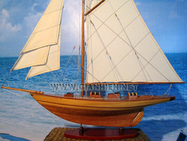 Yacht Avel wood hull view