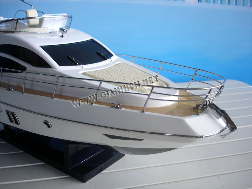 Azimut 40 bow