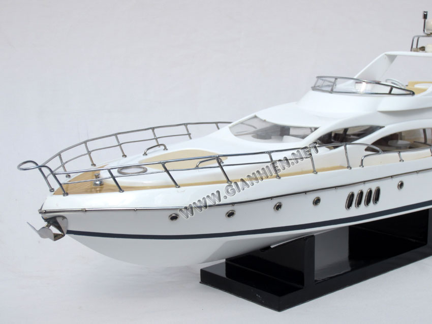 Azimut 68 bow