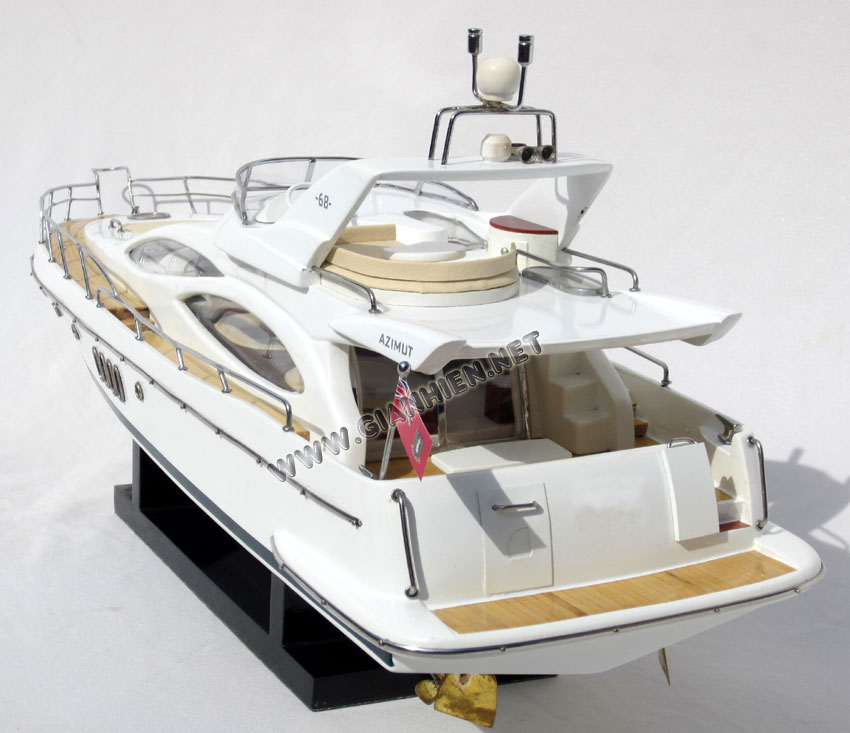 Azimut 68 stern