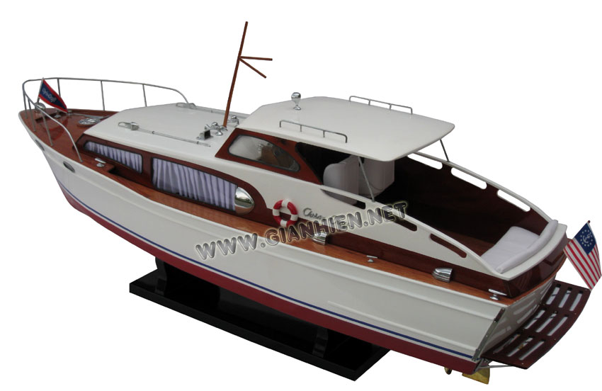 Chris Craft Cabin Cruiser stern