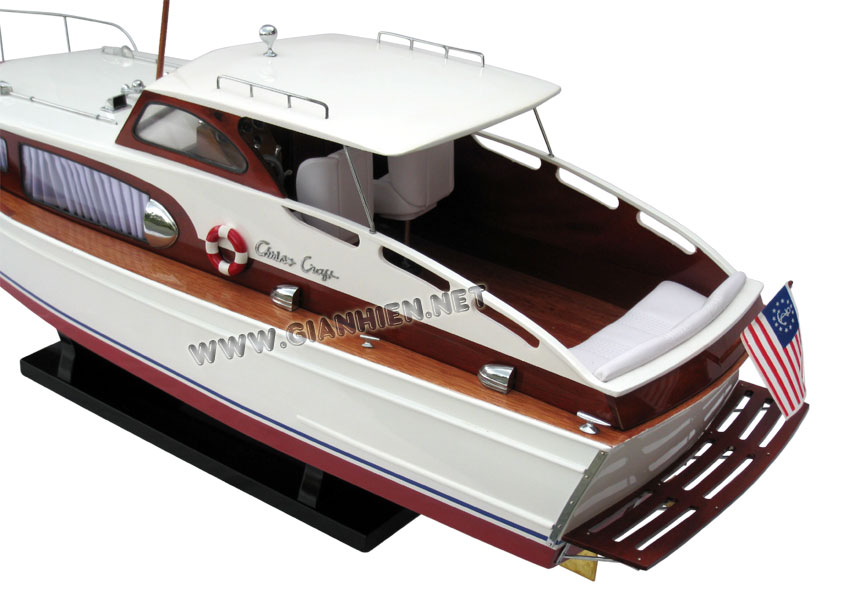 Chris Craft Cabin Cruiser aft view