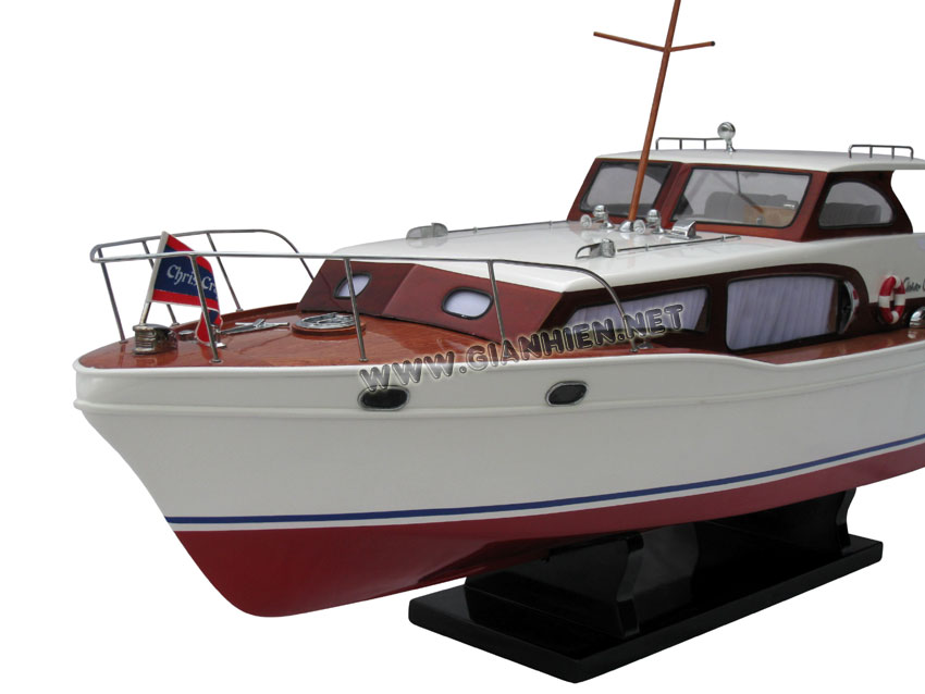 Chris Craft Cabin Cruiser bow