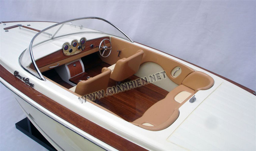 Chris Craft Lancer 20 Cockpit