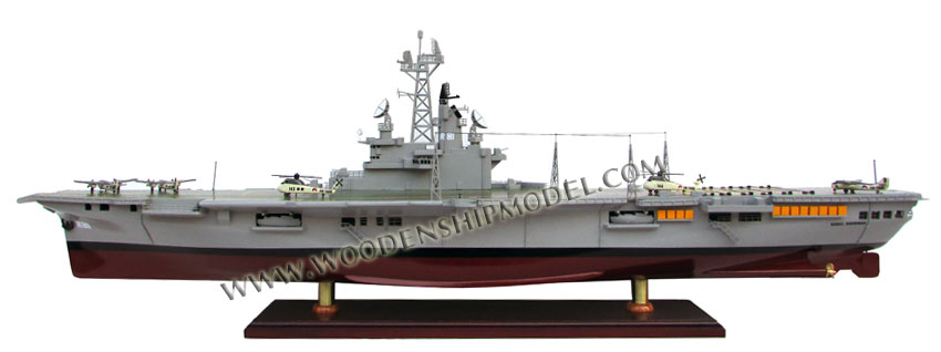 Karel Doorman Aircraft Carrier Model Ready for display - Karel Doorman Vliegdekschip model klaar voor vertoning