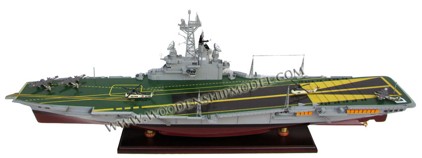 Karel Doorman Aircraft Carrier Model Ready for display - Karel Doorman Vliegdekschip model klaar voor vertoning