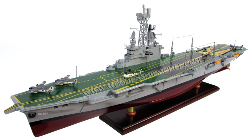 Karel Doorman Aircraft Carrier Model Ready for display - Karel Doorman Vliegdekschip model klaar voor vertoning