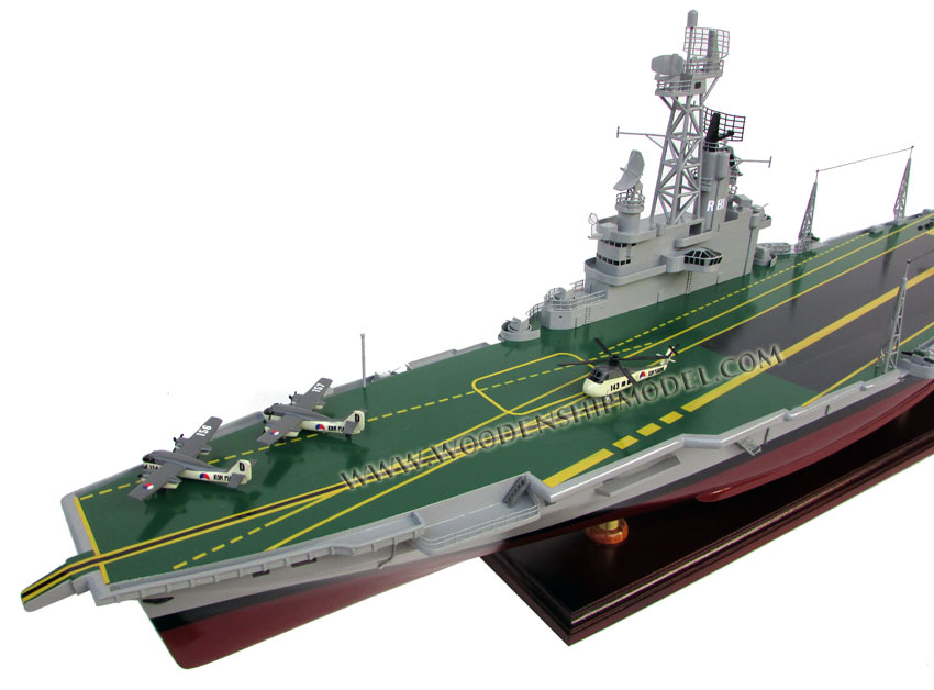 Karel Doorman Aircraft Carrier Model Ready for display - Karel Doorman Vliegdekschip model klaar voor vertoning