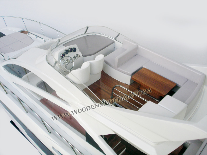 Model Yacht Sunseeker 68 Cabin Cruise