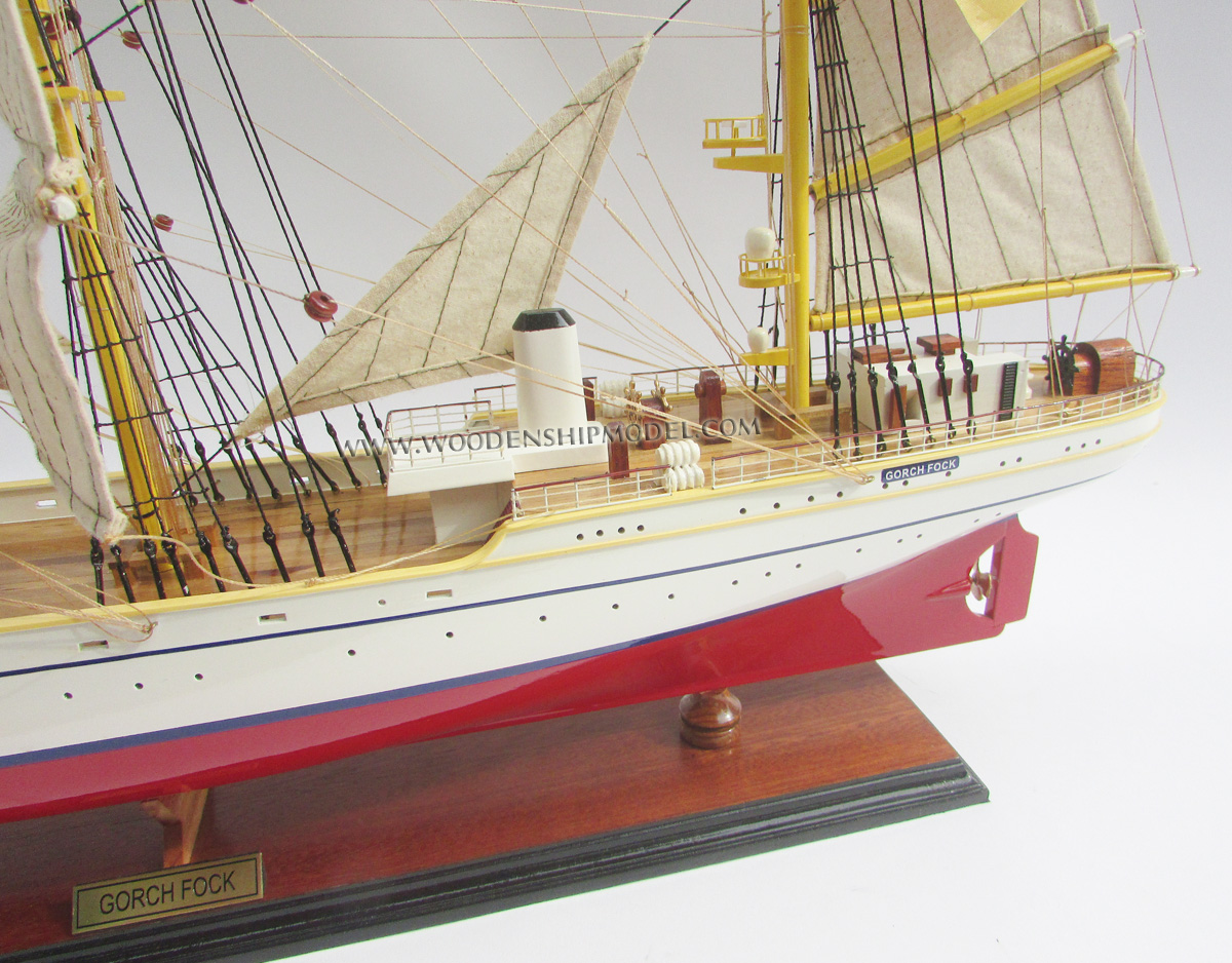 Gorch Fock deck view from aft