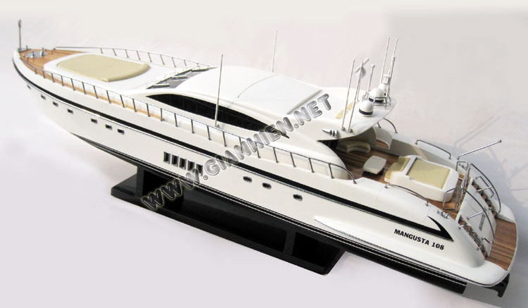 Mangusta 108 model view from stern