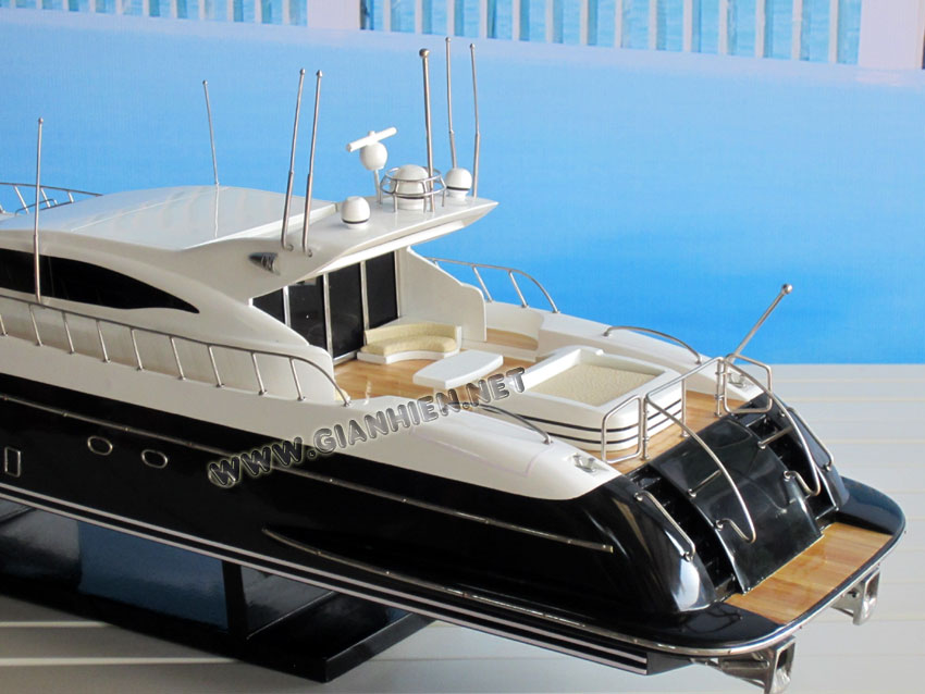 Mangusta 108 Stern