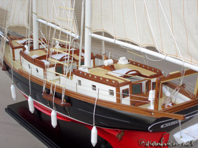 NATHANAEL MODEL YACHT BOAT - CLOSE UP DECK