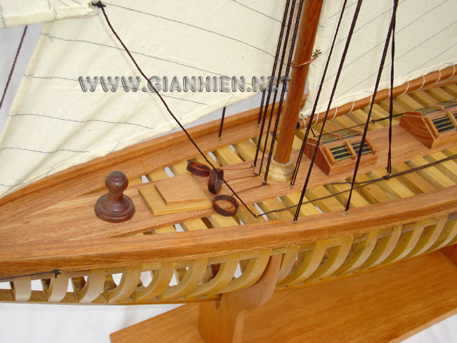 Model Yacht Penduick Bow Stern 