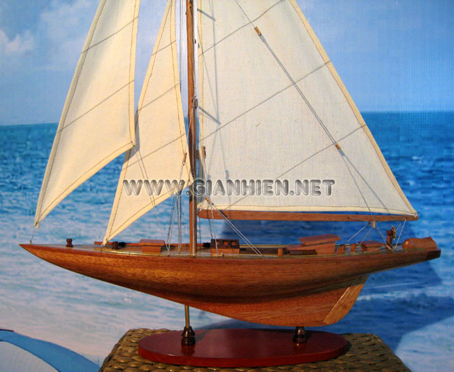 yacht Rainbow wood hull view