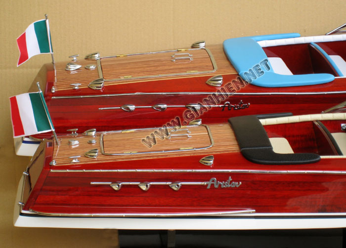 Model Super Riva Ariston  stern view