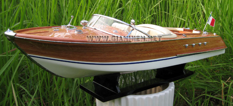 Model Riva Aquarama Special Edition bow view