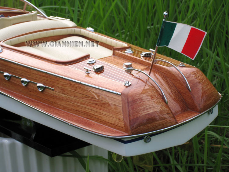 Model Riva Aquarama Special Edition stern view