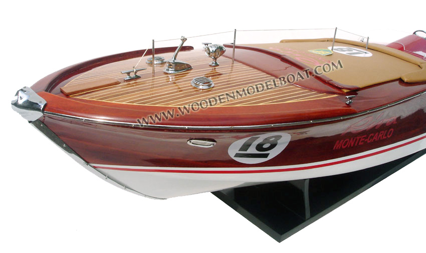 Model Super Riva Zoom