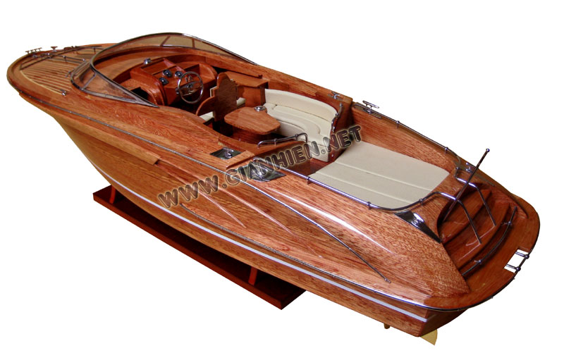 Model Rivarama from stern to bow