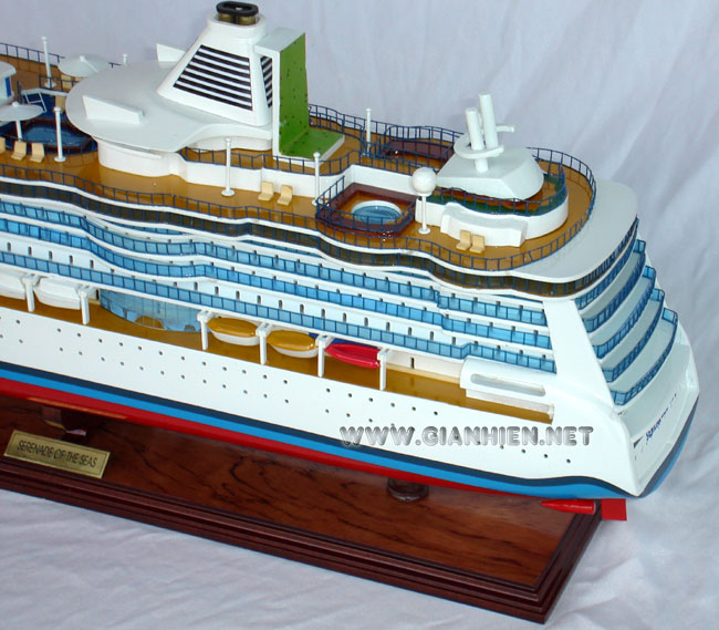 MODEL SERENADE OF THE SEAS  STERN VIEW