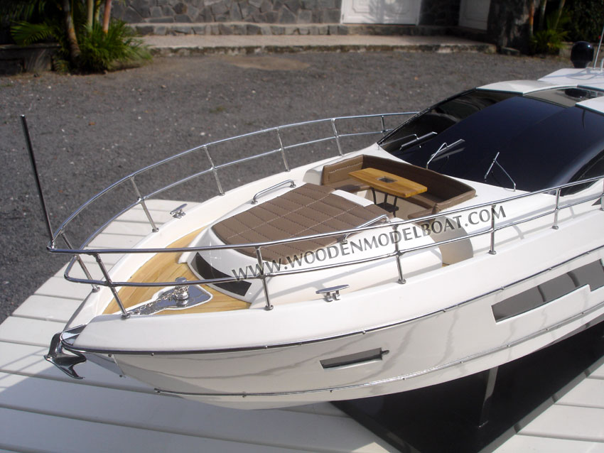 Model yacht Sunseeker Predator 80