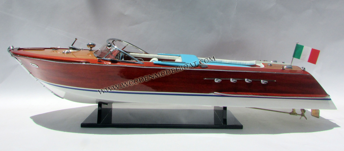 MODEL SUPER RIVA AQUARAMA